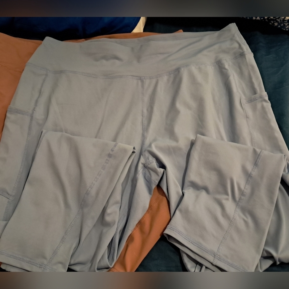 Assorted Activewear Leggings - Picture 3 of 5